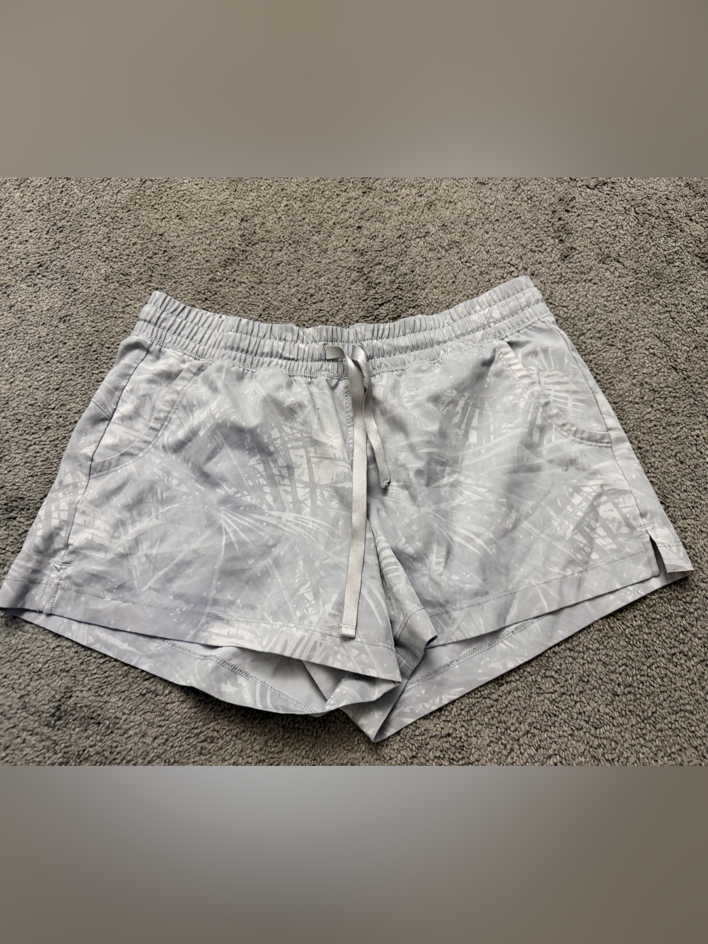 Old Navy Active Go Dry Grey And White Print Shorts Women's M
